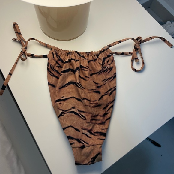 WeWoreWhat Tiger Print bikini - Picture 5 of 5